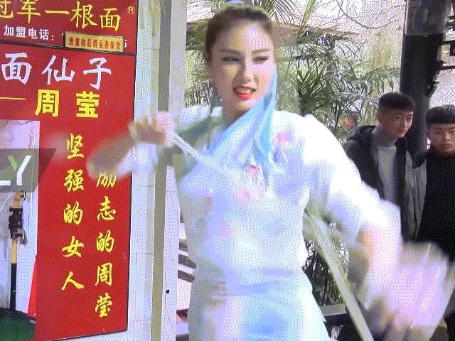 Điệu nhảy mì độc đáo thu hút hàng nghìn thực khách của nhà hàng Trung Quốc