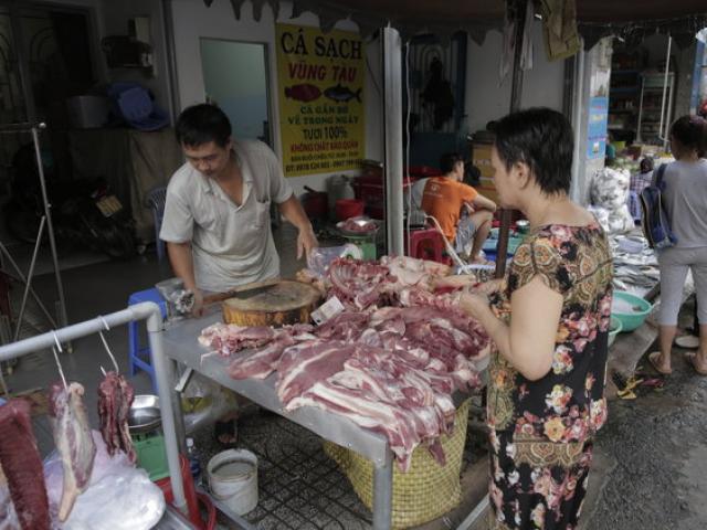 Thị trường - Tiêu dùng - Giá thịt heo tại thành phố Hồ Chí Minh vẫn neo ở mức cao, sức mua ổn định