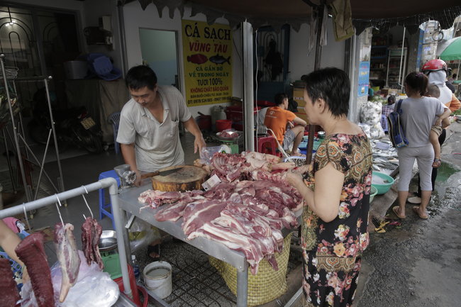 Giá thịt heo tại thành phố Hồ Chí Minh vẫn neo ở mức cao, sức mua ổn định - 1