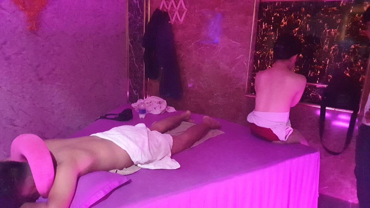 Nữ tiếp viên massage không mặc áo, “thư giãn” cho khách trong phòng Vip - 1