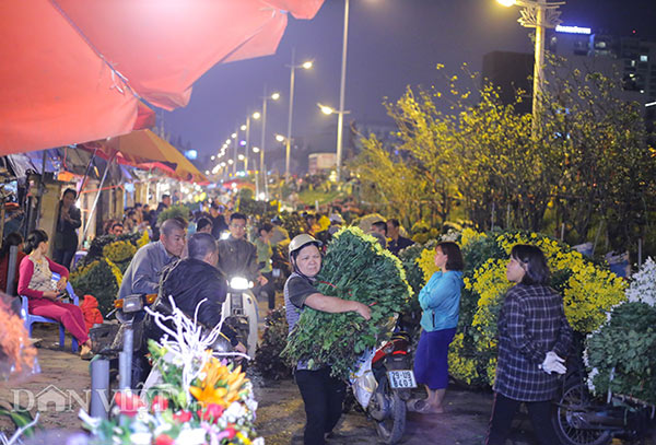 Hình ảnh náo nhiệt tại chợ hoa lớn nhất Hà Nội trước ngày 8.3 - 1