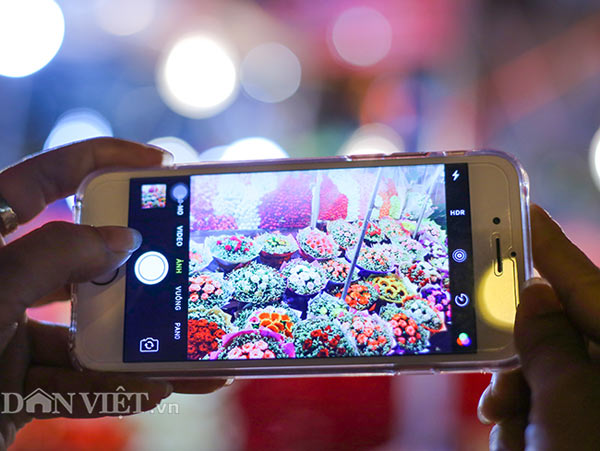 Hình ảnh náo nhiệt tại chợ hoa lớn nhất Hà Nội trước ngày 8.3 - 11