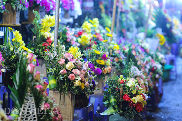 Hình ảnh náo nhiệt tại chợ hoa lớn nhất Hà Nội trước ngày 8.3 - 12