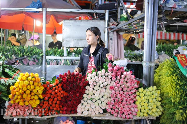 Hình ảnh náo nhiệt tại chợ hoa lớn nhất Hà Nội trước ngày 8.3 - 3