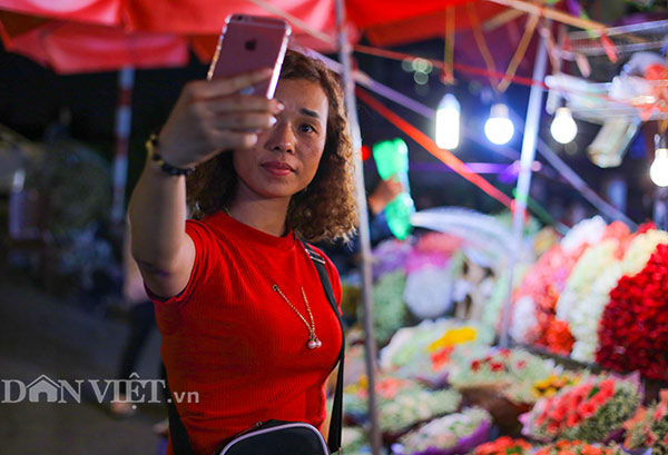 Hình ảnh náo nhiệt tại chợ hoa lớn nhất Hà Nội trước ngày 8.3 - 6