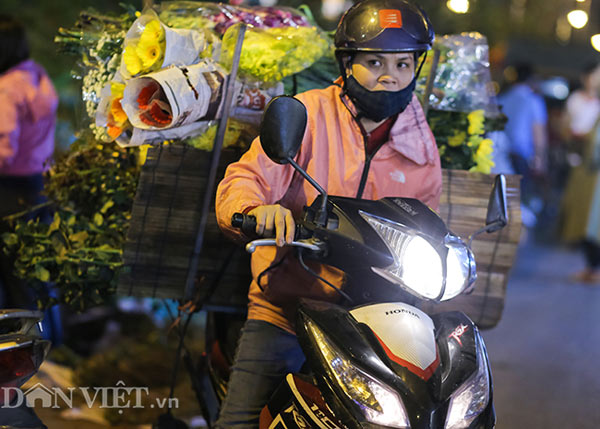 Hình ảnh náo nhiệt tại chợ hoa lớn nhất Hà Nội trước ngày 8.3 - 9