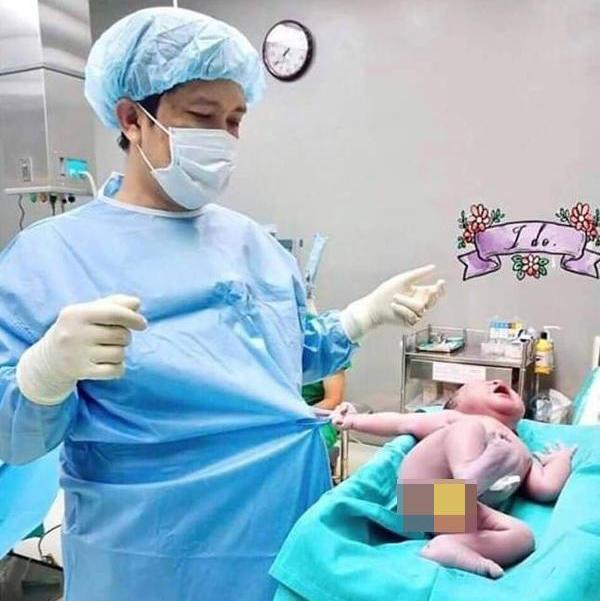 Vừa lọt lòng đã làm “trò hư đốn", bé sơ sinh gây bão - 3