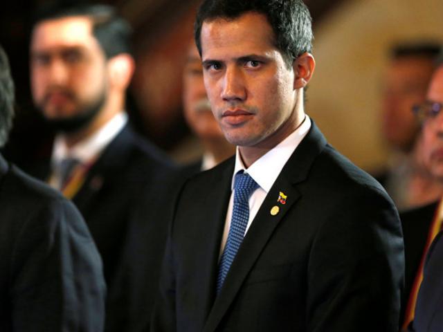 Vì sao Venezuela không bắt tổng thống lâm thời tự xưng tại sân bay?
