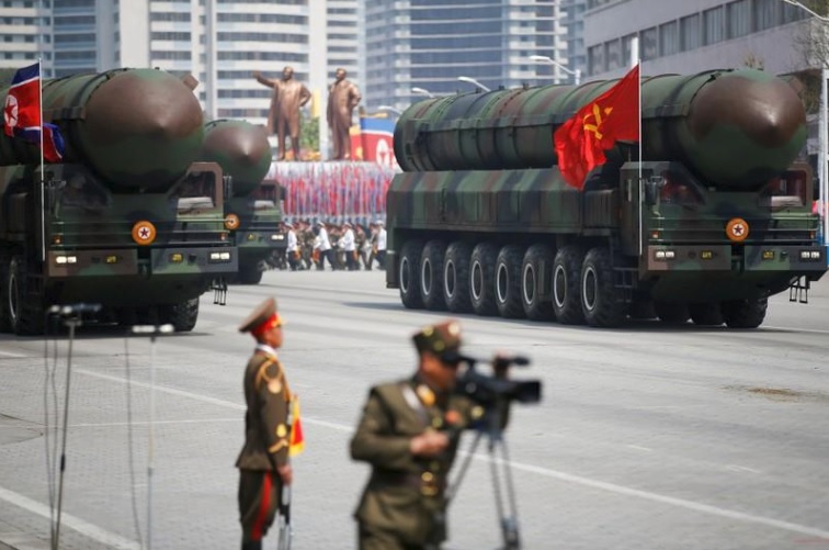 Phản ứng bất ngờ của ông Trump về việc Triều Tiên sẵn sàng thử tên lửa - 1
