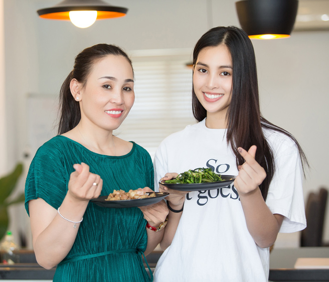 8/3, Tiểu Vy ăn vận giản dị vào bếp cùng mẹ - 12