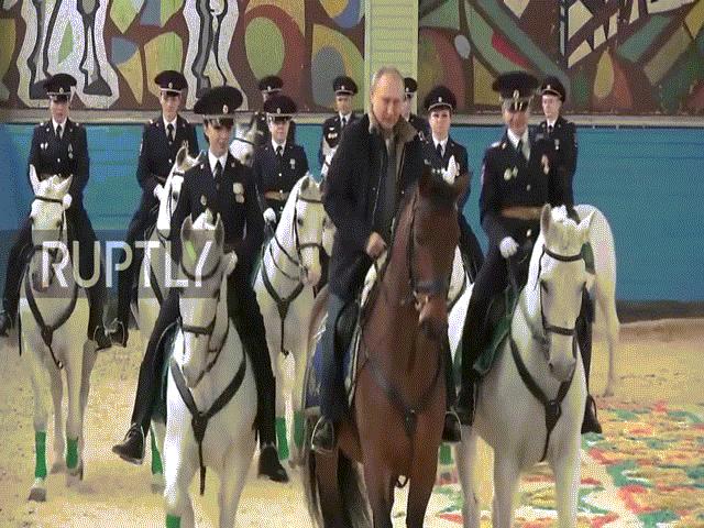 Thế giới - Video: Ông Putin cưỡi ngựa cùng các nữ cảnh sát xinh đẹp nhân ngày 8/3