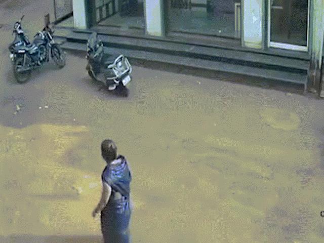 Phi thường - kỳ quặc - Bé trai 2 tuổi rơi từ tầng 3 xuống đất và cái kết may mắn