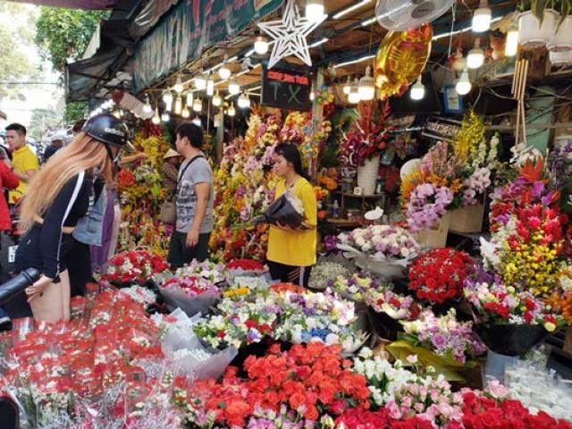 Thị trường - Tiêu dùng - Chen chân ở chợ hoa ngày 8.3