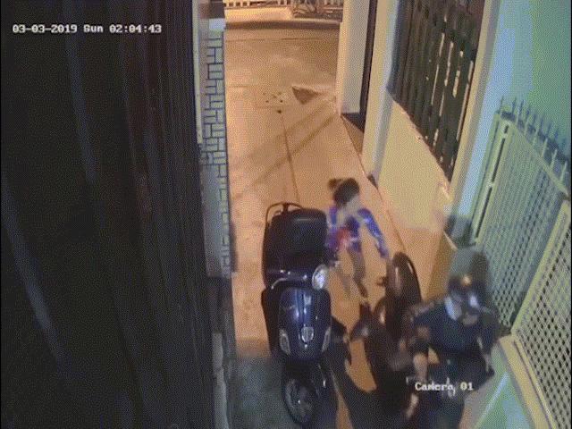 Bạn trẻ - Cuộc sống - Bất cẩn, cô gái bị đạp ngã rồi cướp túi xách trước cửa nhà