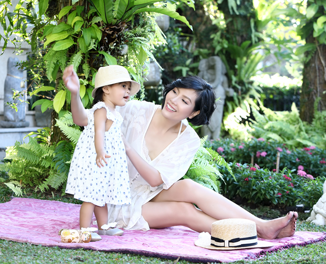 Siêu mẫu Vũ Cẩm Nhung vui đùa bên con gái trong biệt thự kiểu Pháp rộng 500m2 - 5