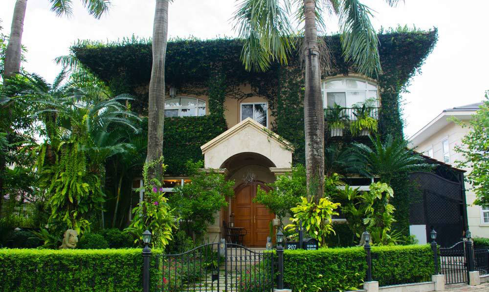 Siêu mẫu Vũ Cẩm Nhung vui đùa bên con gái trong biệt thự kiểu Pháp rộng 500m2 - 10