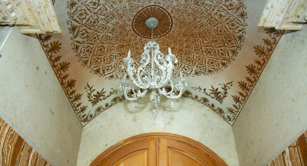 Siêu mẫu Vũ Cẩm Nhung vui đùa bên con gái trong biệt thự kiểu Pháp rộng 500m2 - 2