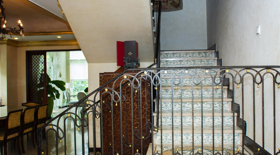 Siêu mẫu Vũ Cẩm Nhung vui đùa bên con gái trong biệt thự kiểu Pháp rộng 500m2 - 4