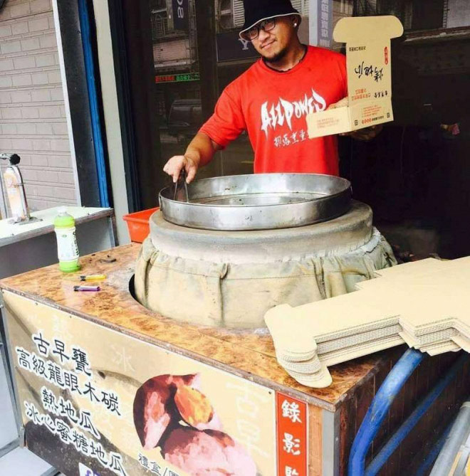 Bị bạn gái chia tay vì chỉ là gã bán khoai lang và cái kết sau 2 năm - 2