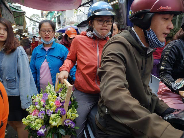 Chen chân ở chợ hoa ngày 8.3 - 1