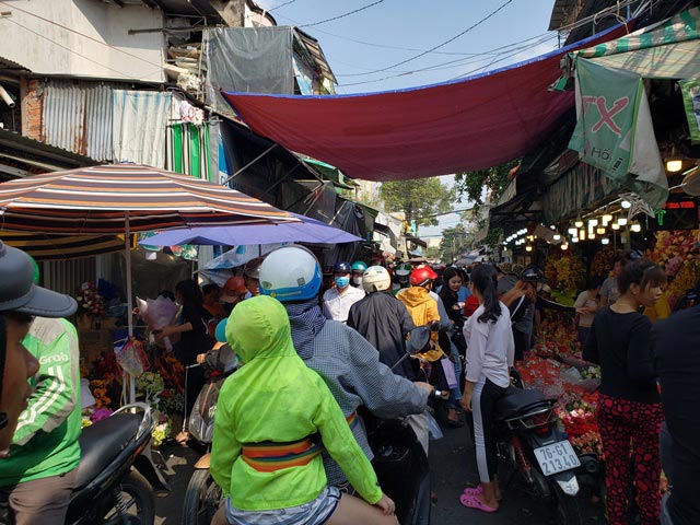 Chen chân ở chợ hoa ngày 8.3 - 2