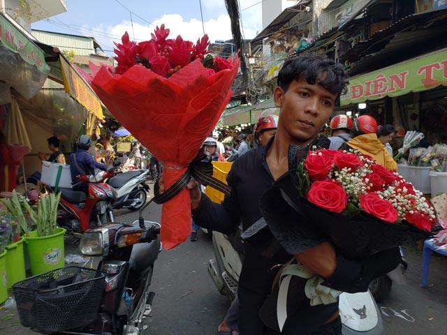 Chen chân ở chợ hoa ngày 8.3 - 4