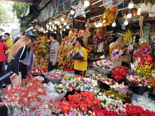 Chen chân ở chợ hoa ngày 8.3 - 5