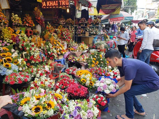 Chen chân ở chợ hoa ngày 8.3 - 6