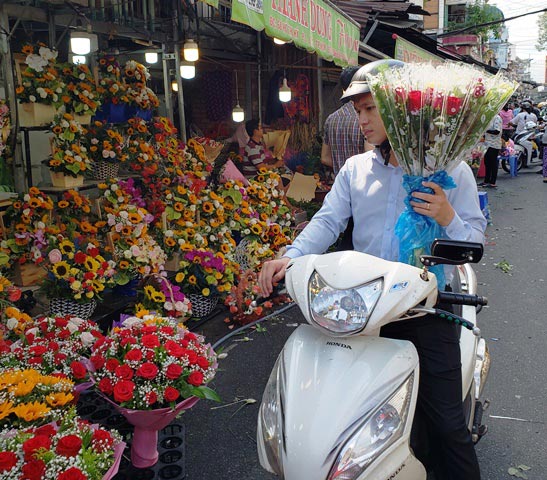 Chen chân ở chợ hoa ngày 8.3 - 7