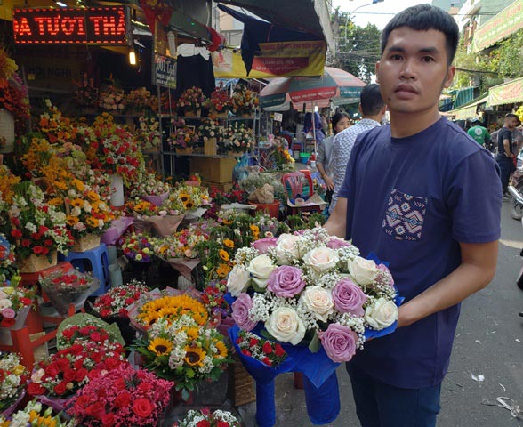 Chen chân ở chợ hoa ngày 8.3 - 8