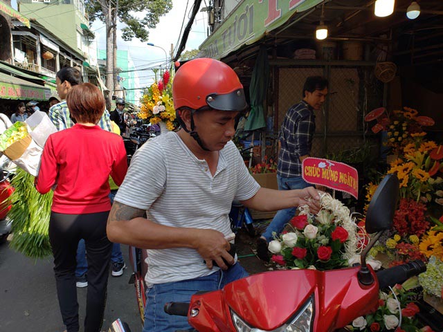 Chen chân ở chợ hoa ngày 8.3 - 9