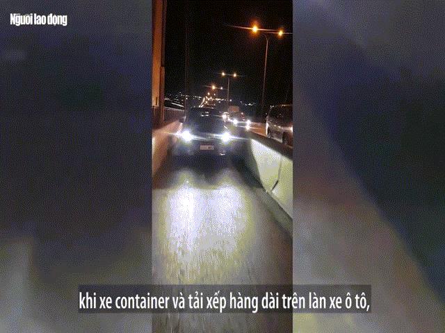 Tin tức trong ngày - Ôtô biển số dành cho người nước ngoài vô tư đi vào làn xe máy trên cầu Phú Mỹ