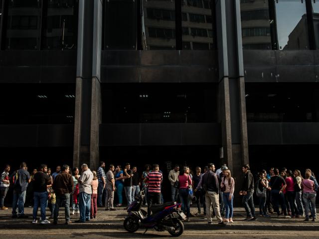Venezuela chìm trong bóng tối ngày thứ hai liên tiếp, mọi hoạt động tê liệt