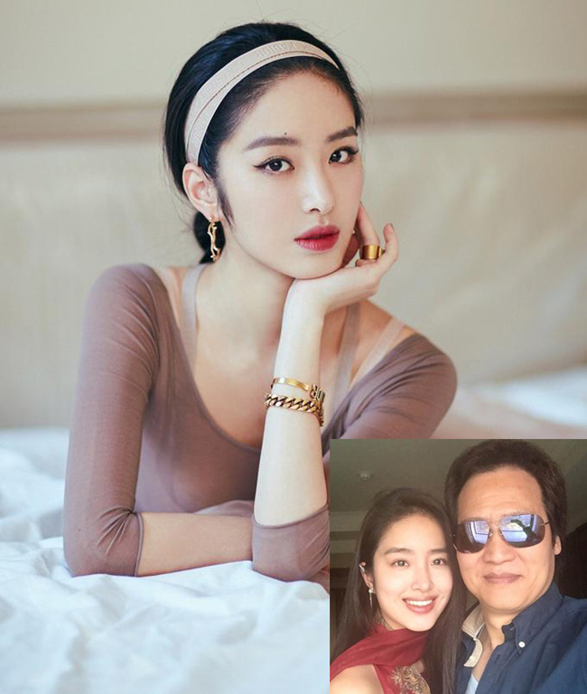 Dương Thái Ngọc là người tình trẻ kém 30 tuổi của bố nuôi Lưu Diệc Phi - ông Trần Kim Phi. Theo Sina, cô hiện là diễn viên kiêm ca sĩ và MC, sinh năm 1992, sở hữu gương mặt khả ái cùng má lúm đồng tiền duyên dáng.