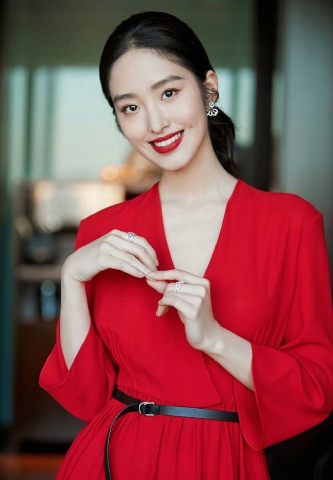 Mỹ nhân 9X không chỉ sở hữu thân hình thon thả, khuôn mặt khả ái mà còn có làn da mịn màng như nhung như lụa.&nbsp;