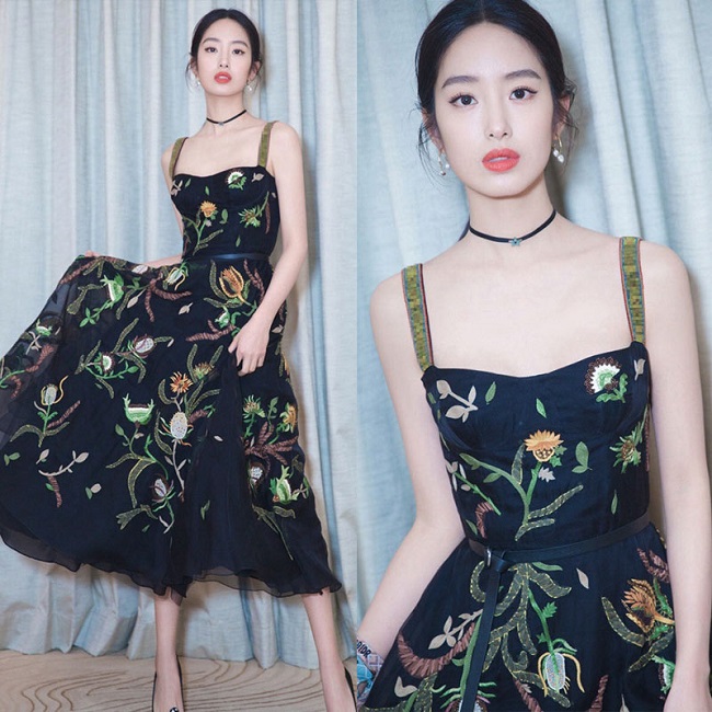 Sau khi kết thúc công việc về nhà, người đẹp lập tức tẩy trang một cách tỉ mỉ, sau đó dùng kem dưỡng ẩm hoặc đắp mặt nạ để cấp ẩm cho da.