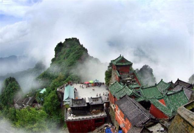 Ngọn núi “kiếm tiền” nhiều nhất Trung Quốc, vé gần 1 triệu du khách vẫn không chê đắt - 4