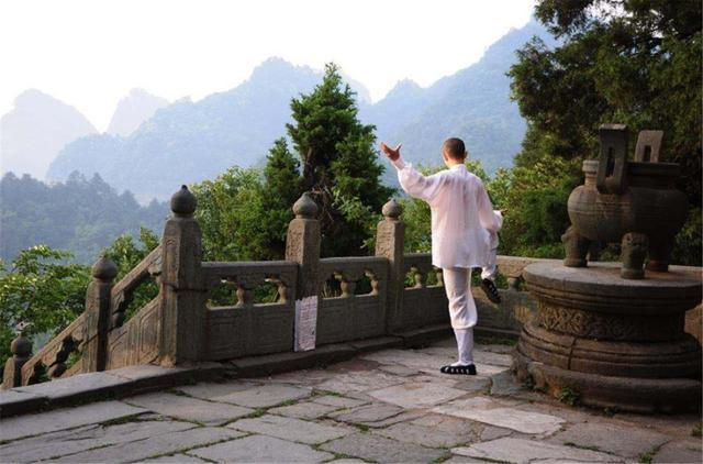 Ngọn núi “kiếm tiền” nhiều nhất Trung Quốc, vé gần 1 triệu du khách vẫn không chê đắt - 1