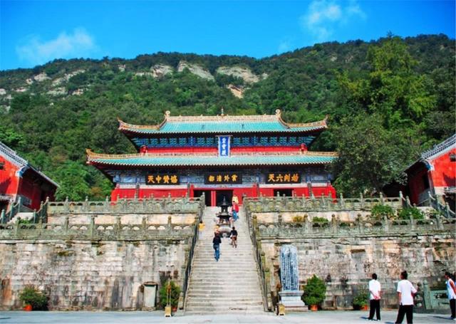 Ngọn núi “kiếm tiền” nhiều nhất Trung Quốc, vé gần 1 triệu du khách vẫn không chê đắt - 3