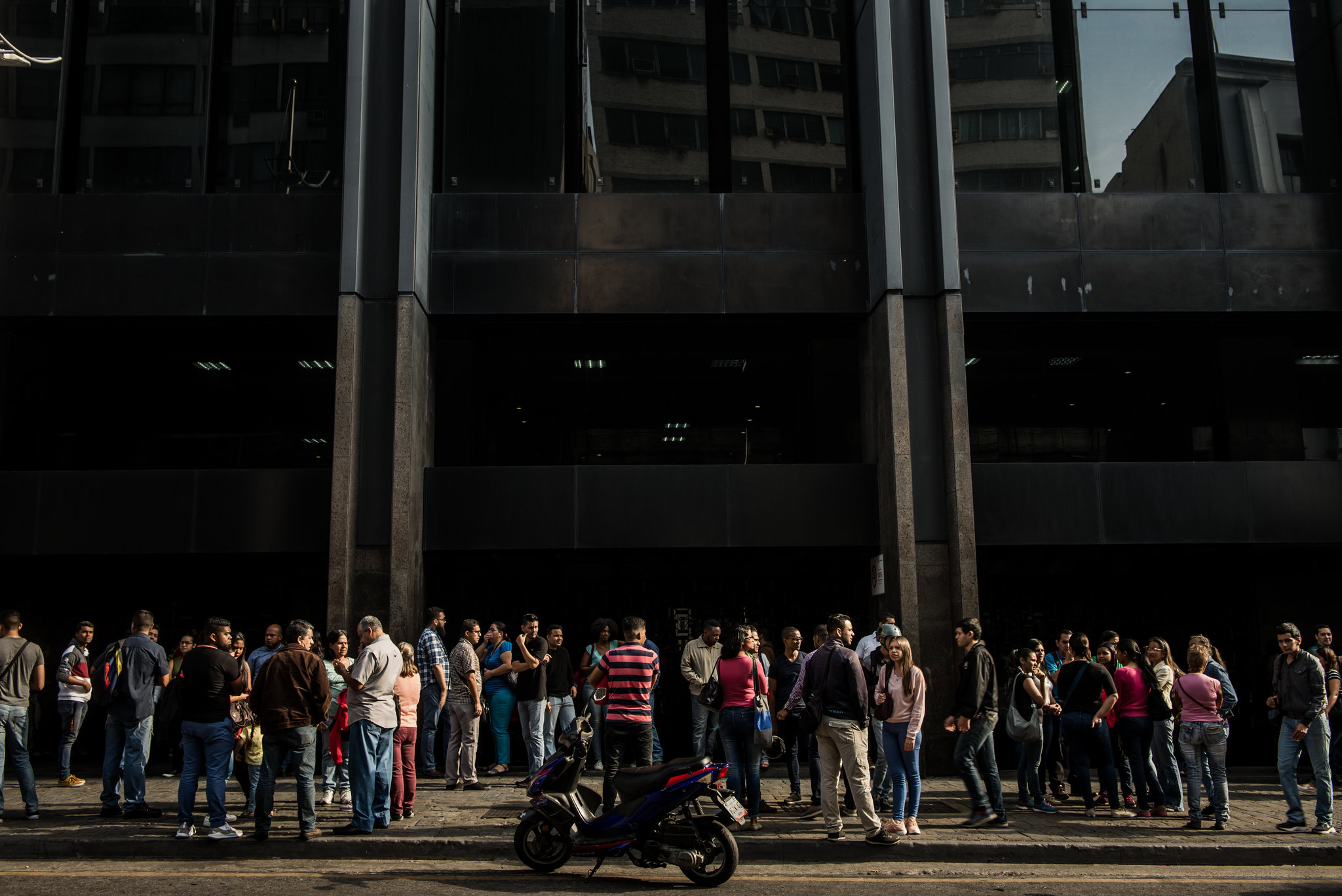 Venezuela chìm trong bóng tối ngày thứ hai liên tiếp, mọi hoạt động tê liệt - 1