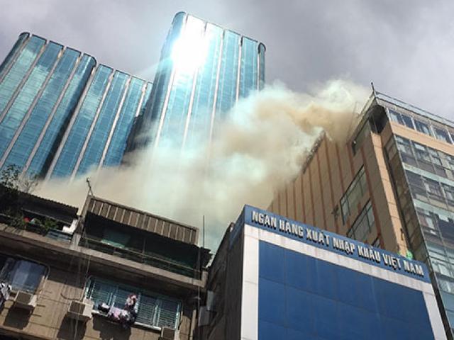 Cháy nhà hàng giữa trung tâm TP.HCM, khách và nhân viên tháo chạy thục mạng