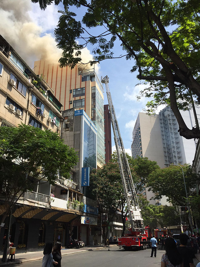 Cháy nhà hàng giữa trung tâm TP.HCM, khách và nhân viên tháo chạy thục mạng - 3
