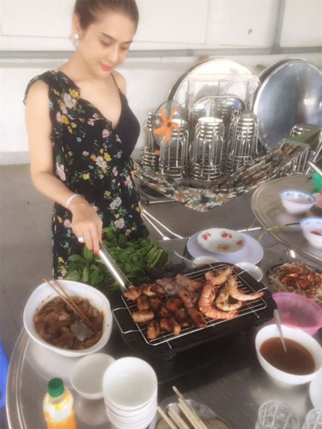 Trang phục bắt mắt của dàn mỹ nhân Việt khi dạo phố đêm - 1