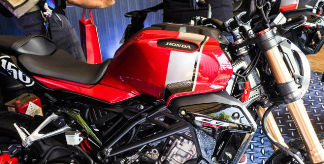Honda CB150R Streetster&nbsp; tăng phong cách thể thao đường phố với đồ họa mới trên bình xăng nhìn rất bắt mắt, nắp bình xăng tạo kiểu như nắp nhiên liệu máy bay, các xọc đỏ ở vành bánh trước và sau nhìn khá chất.