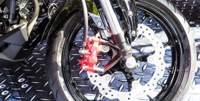 Giảm xóc trước loại đảo chiều 41 mm, phanh xe có hỗ trợ ABS &#40;chống bó cứng phanh&#41;, cảm biến G-S, bộ đĩa nổi 296 mm.