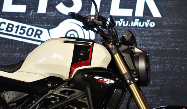 Cận cảnh mặt bên bình xăng của CB150R Streetster màu trắng.