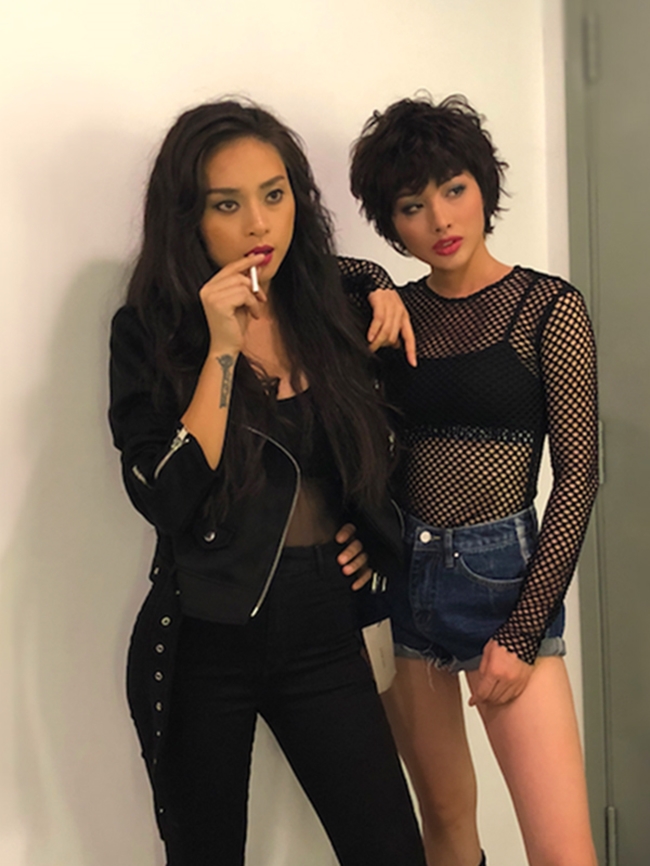 Dù trong phim, Trương Nhi không có bất cứ cảnh nóng nào song hình ảnh sexy của cô khiến khán giả không thể rời mắt.
Người đẹp 9X cho biết Vân Ngô chính là thần tượng của mình. Trong tương lai cô sẽ cố gắng hoàn thiện bản thân và tập trung xây dựng hình ảnh &#34;đả nữ&#34; mới của màn ảnh, nối gót đàn chị.