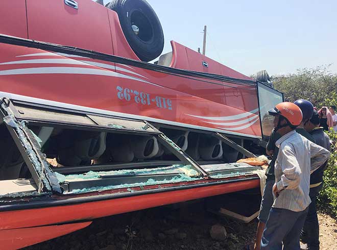 Hiện trường khủng khiếp vụ xe chở du khách Hàn Quốc lao xuống vực ở Bình Thuận - 6