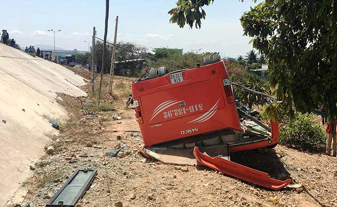 Hiện trường khủng khiếp vụ xe chở du khách Hàn Quốc lao xuống vực ở Bình Thuận - 7