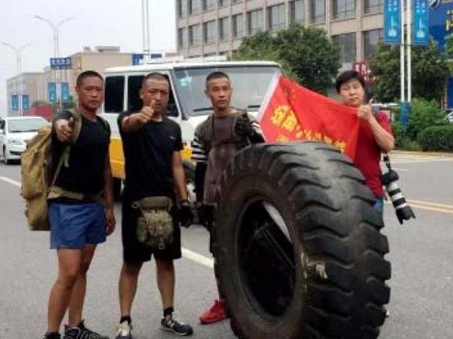 Lý do gì khiến dân du lịch bụi rủ nhau đẩy bánh xe 80kg đến Tây Tạng